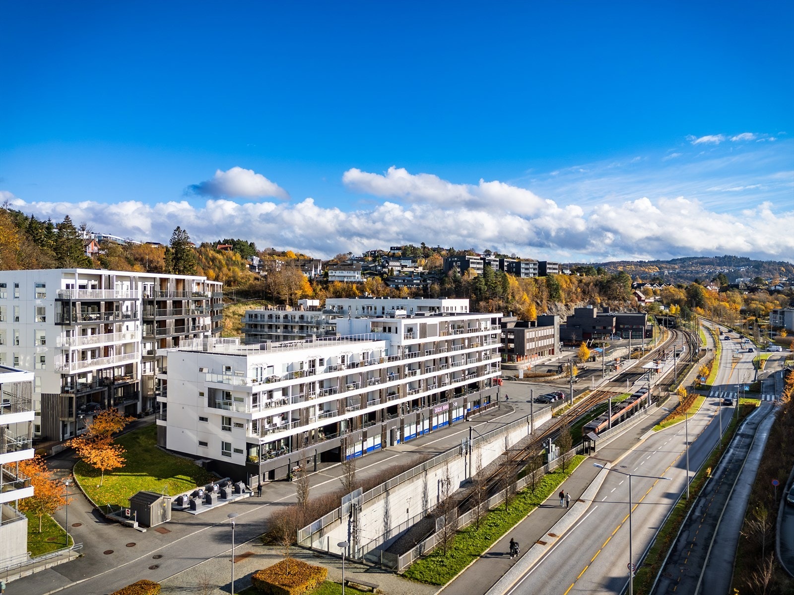 Kollektivtransport er lett tilgjengelig, med ca. 5 minutters gange til bybanestoppet Råstølen. Galleribilde