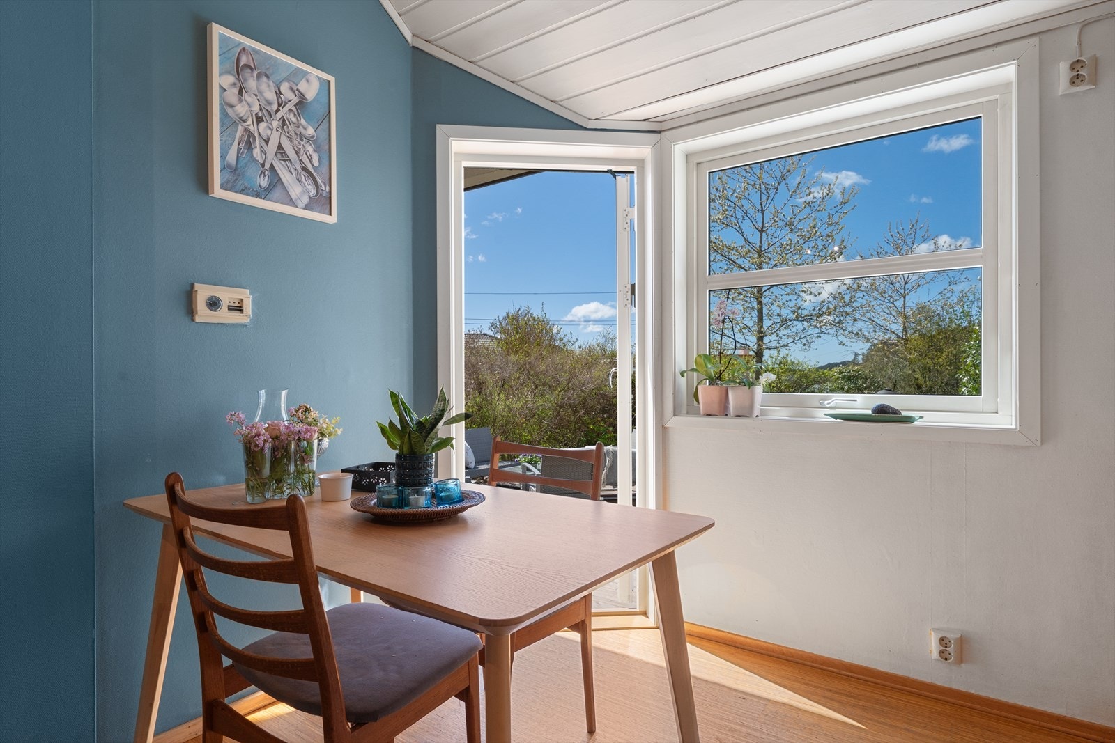 Fra kjøkkenet er det direkte utgang til den store markterrassen og den skjermede hagen. Galleribilde