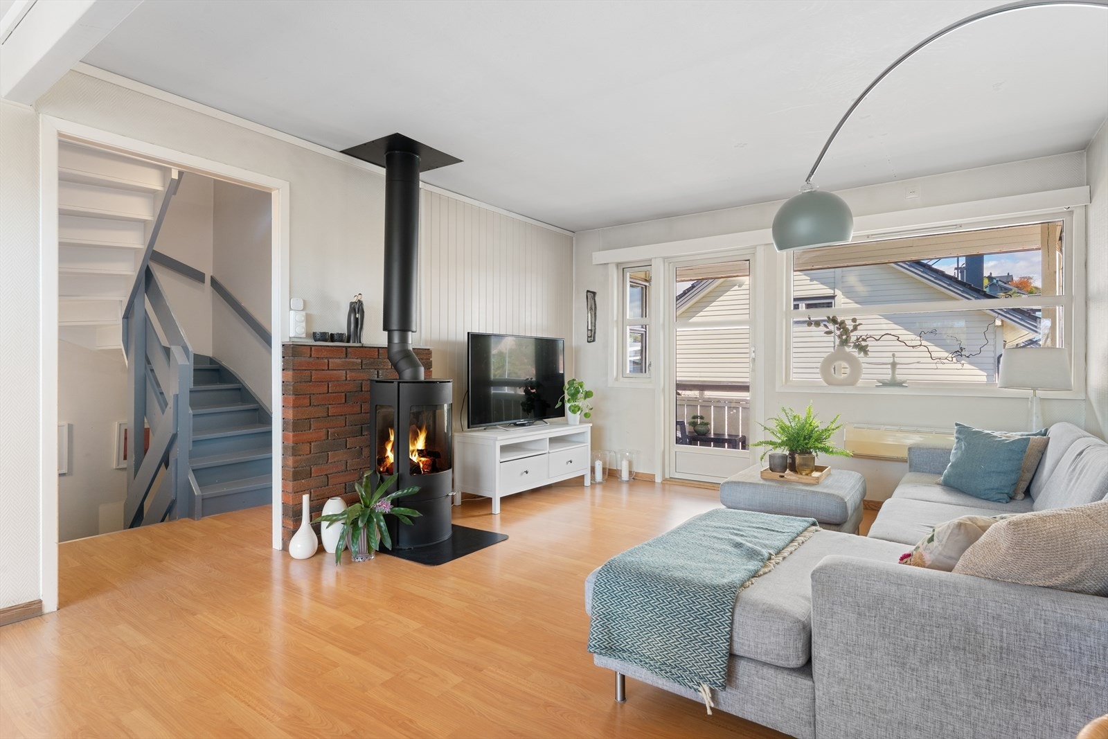 En peisovn med isolert stålpipe, ny i 2020, gir effektiv varme og en hyggelig atmosfære. Galleribilde