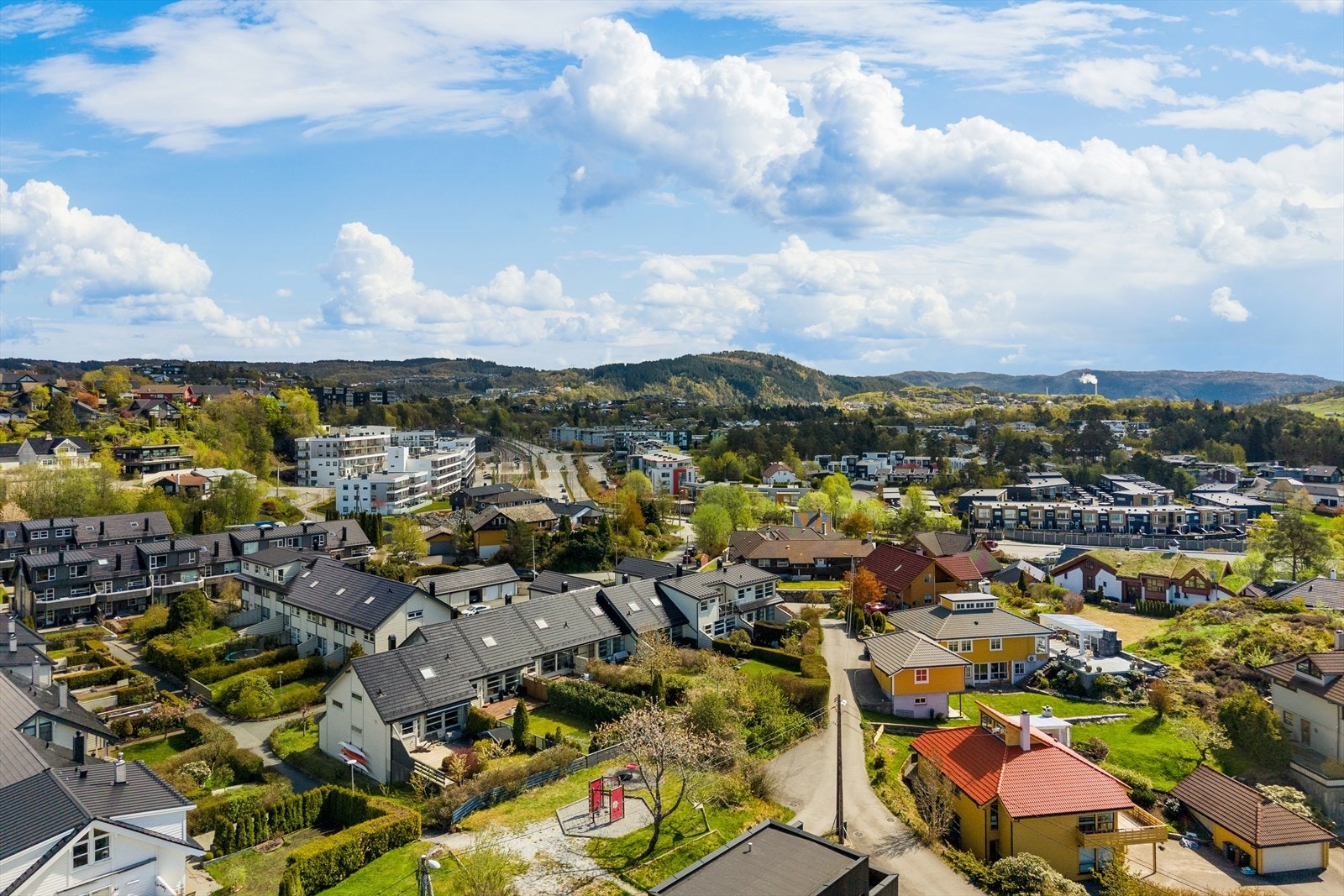 Området har flere barnehager og skoler i gangavstand, som Søråshøgda barneskole og Rå ungdomsskole. Galleribilde