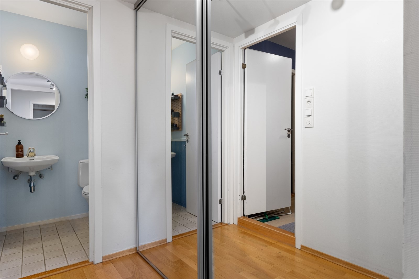 I hallen er det også inngang til separat toalettrom og bod. Galleribilde