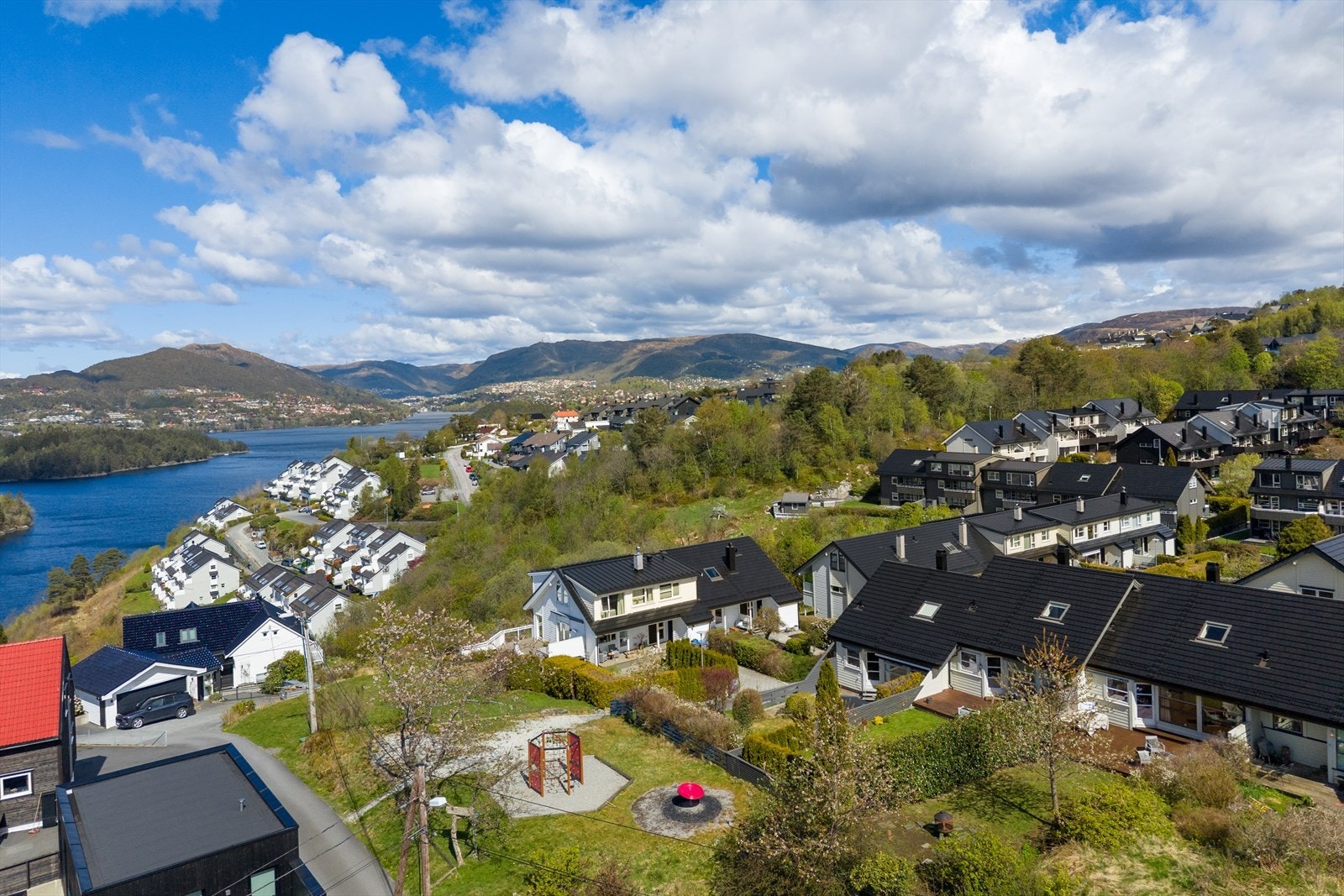 Nærområdet byr på flotte turmuligheter, inkludert stier rundt golfbanen og ved idylliske Siljustøl. Galleribilde
