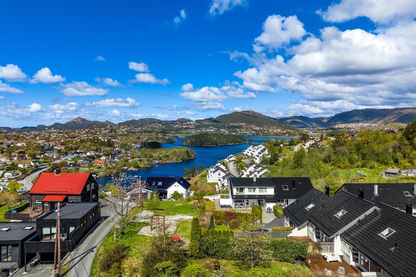 Flere badeplasser ved Nordåsvannet, som Skjoldabukten og Steinsviken, er lett tilgjengelige. Galleribilde