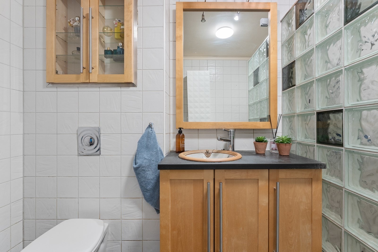 For økt komfort har badet termostatstyrte varmekabler i gulvet. Galleribilde