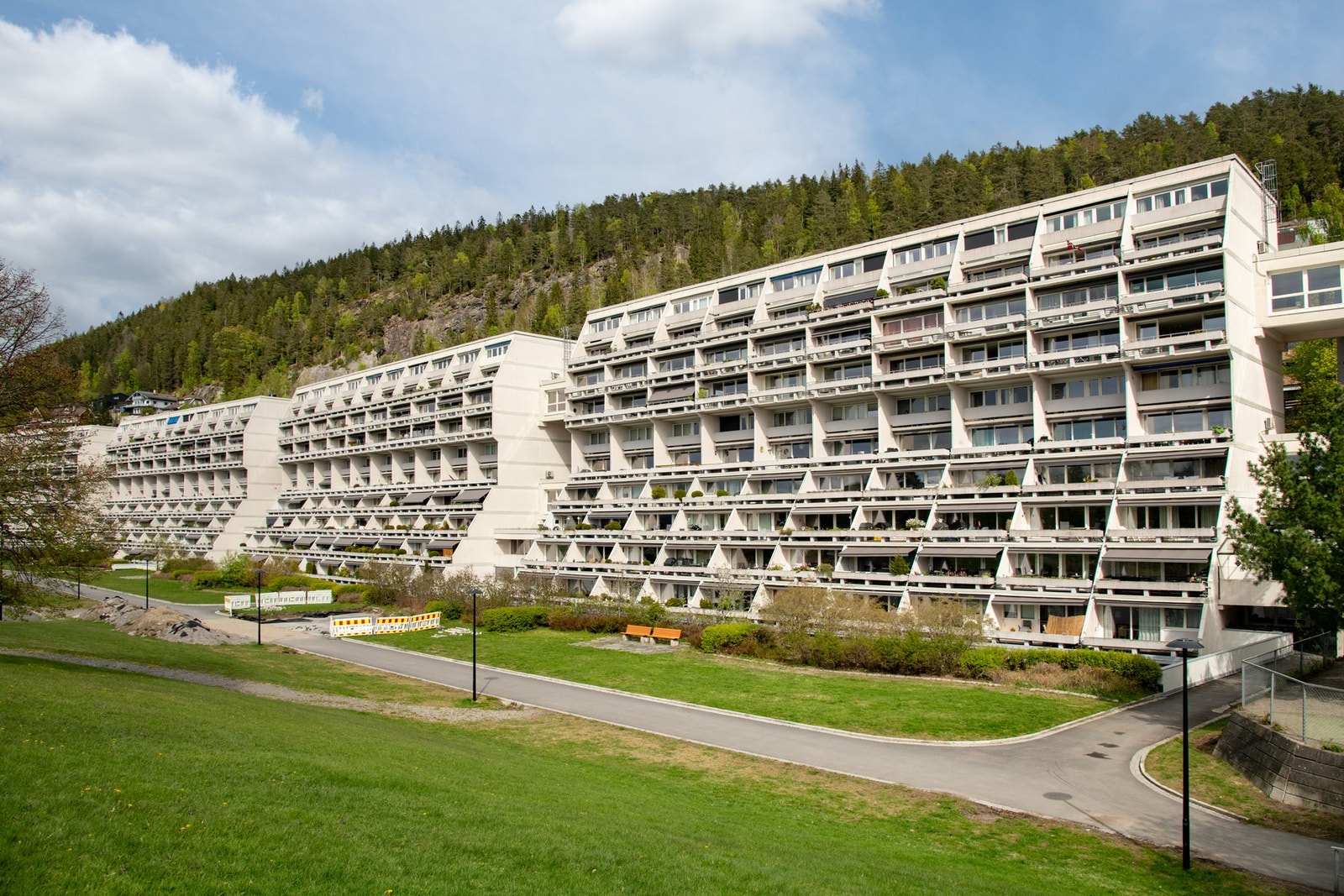 Fellesområdet er opparbeidet med grøntområder. Galleribilde