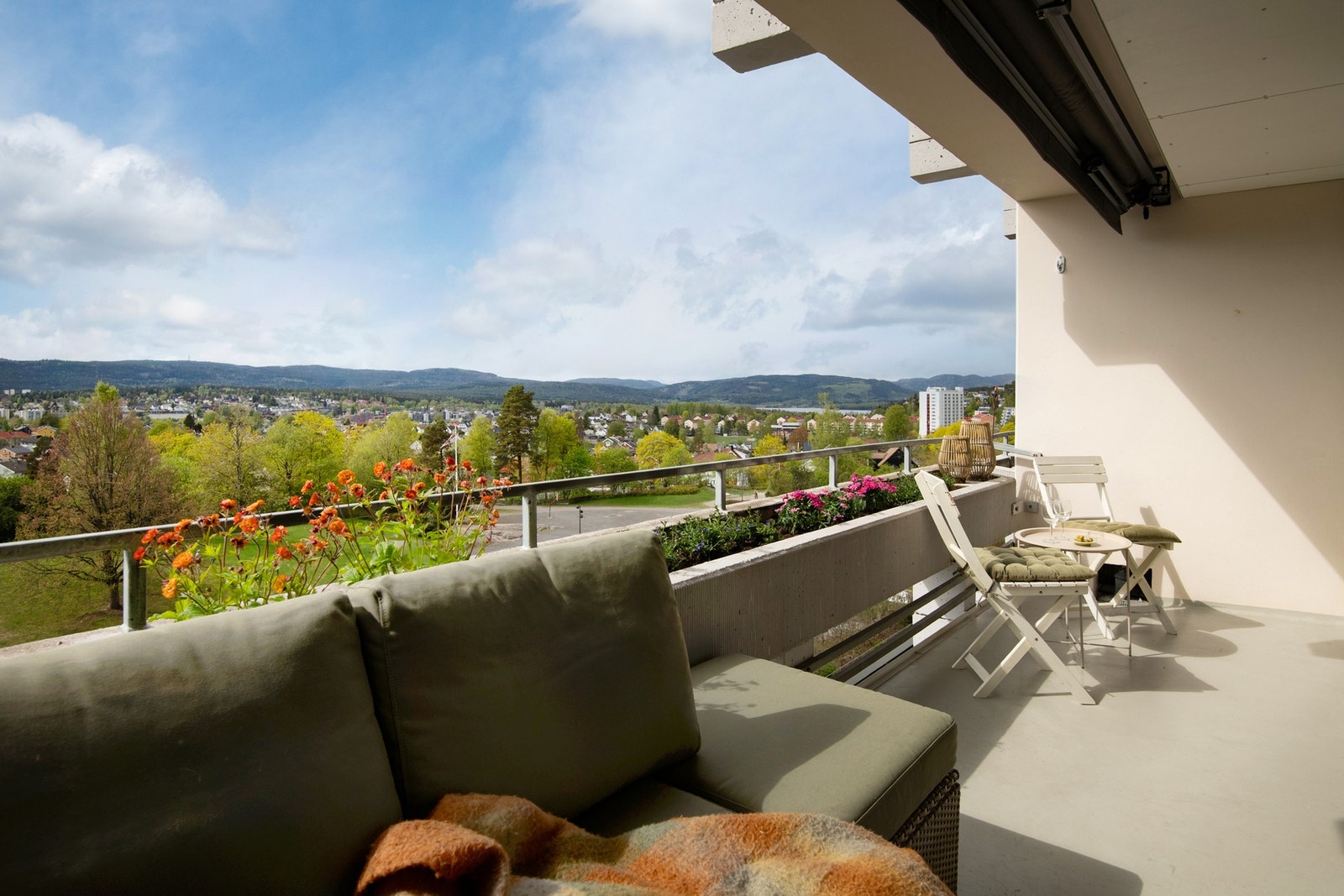 Fra stuen er det adkomst til en solrik, vestvendt terrasse på ca. 8,6 kvm. Galleribilde