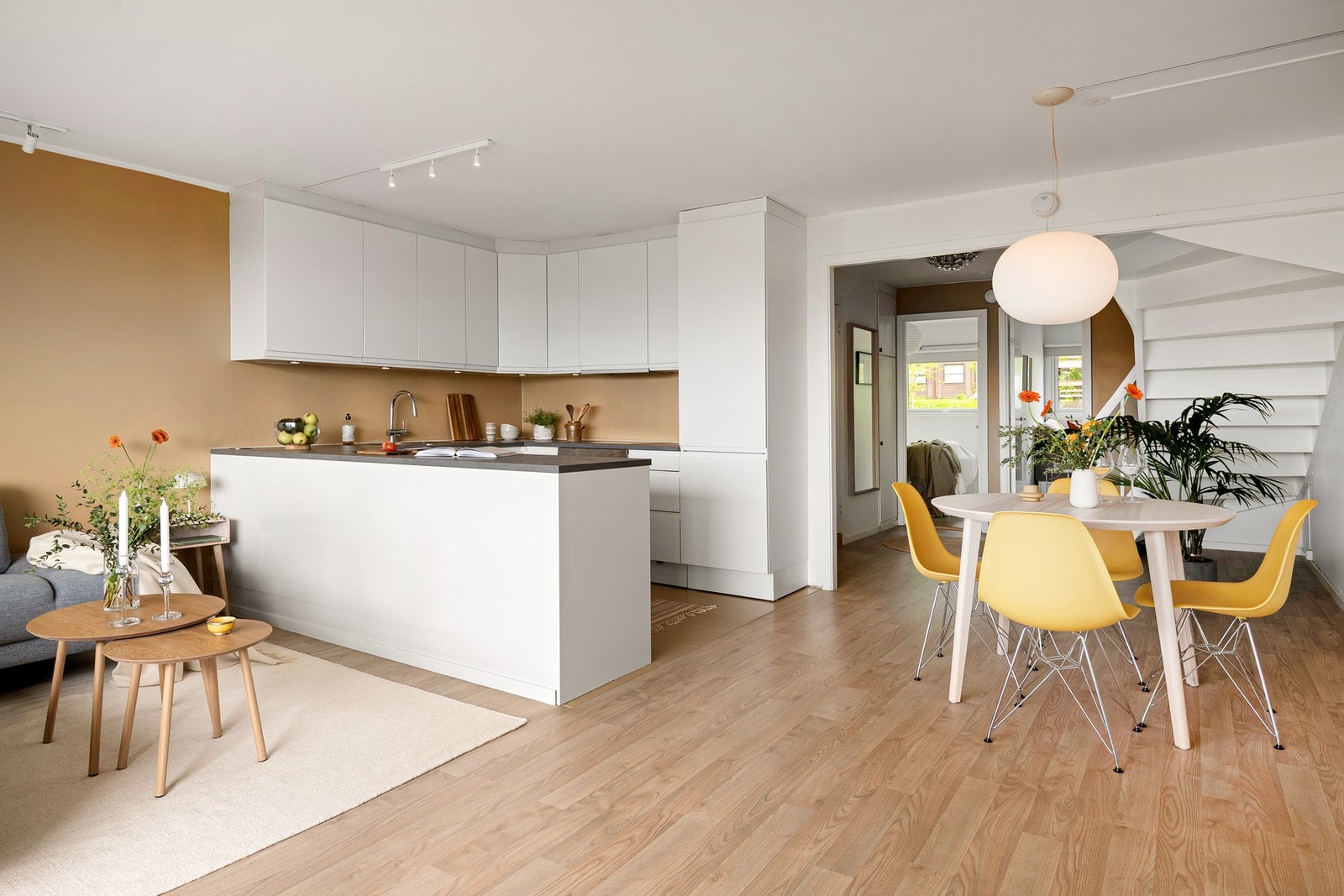 Stuen er lys og luftig, med laminatgulv og store vindusflater som slipper inn rikelig med naturlig lys og skaper en behagelig atmosfære. Galleribilde