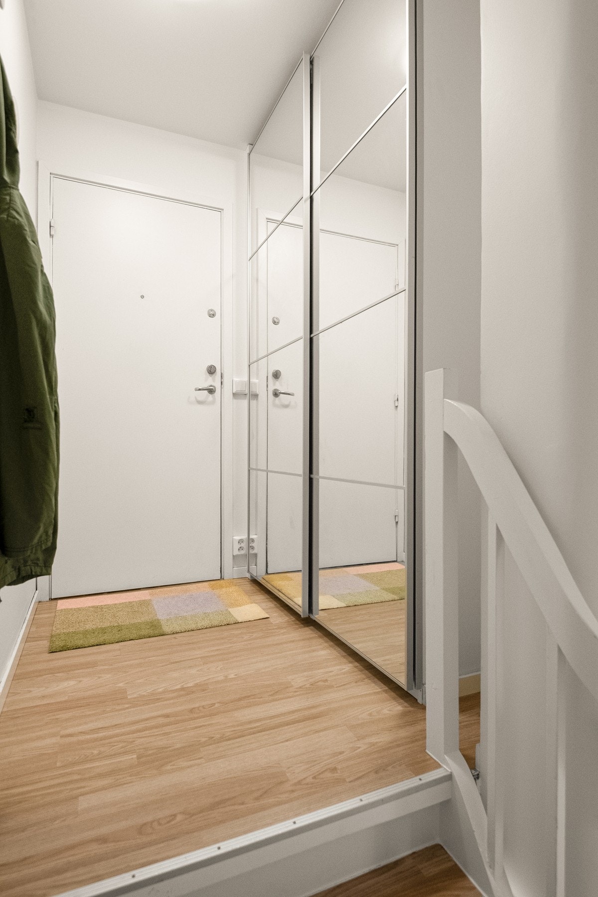 Entréen er belagt med laminat og har god plass til både garderobeoppheng og skostativ. Galleribilde