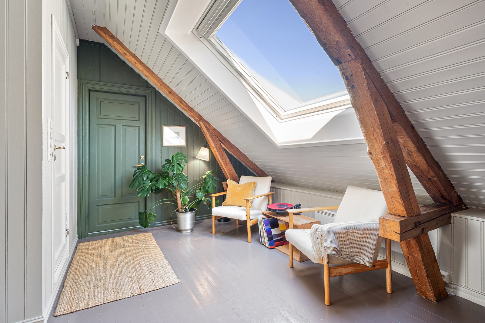 Via dør til trappeoppgang har man direkte tilgang til kott som leiligheten disponerer. Galleribilde