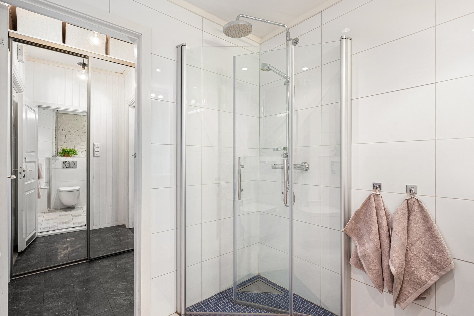 Badet består av dusjsone, vegghengt WC og servant med underskap. Galleribilde