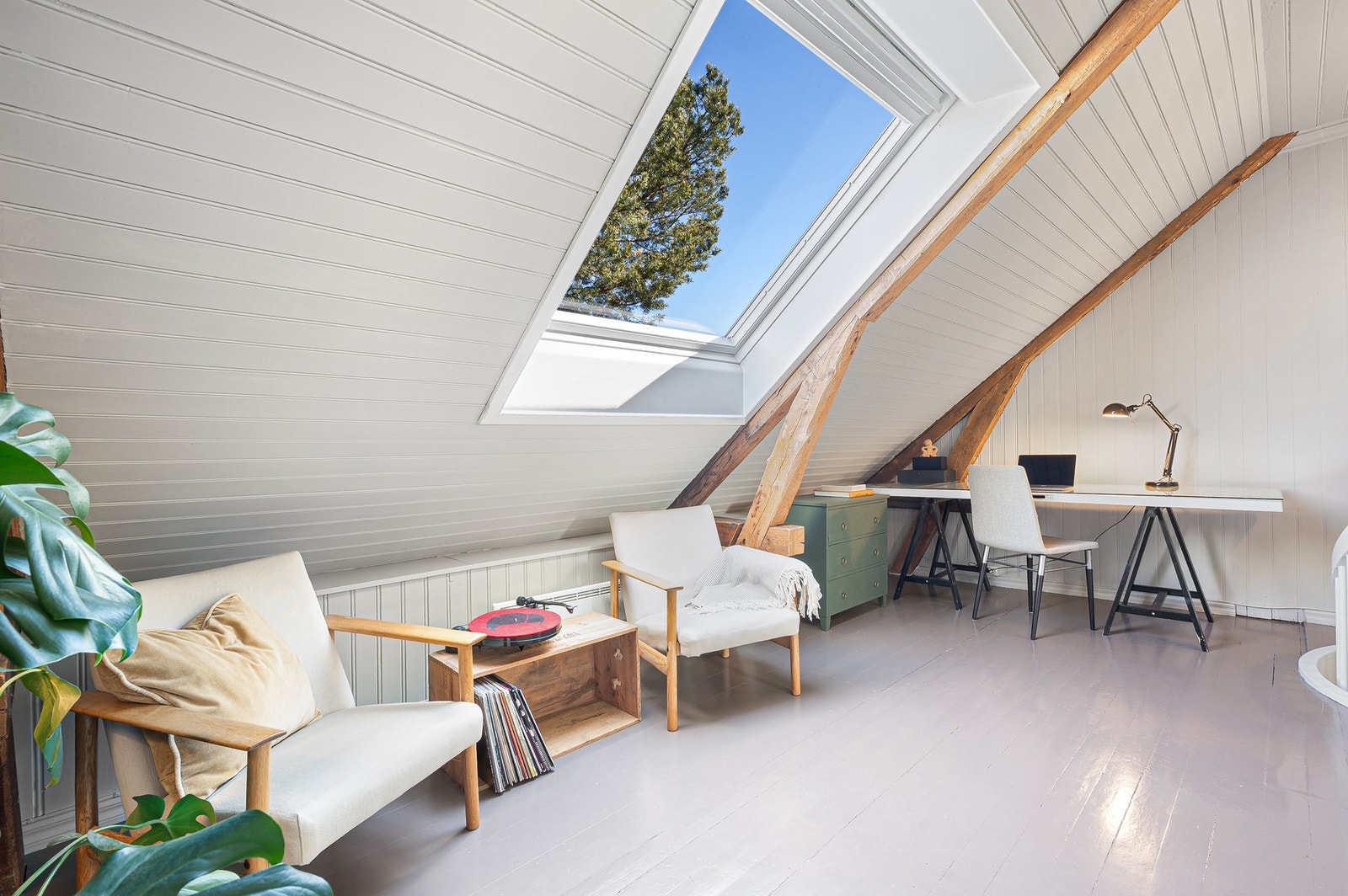Loftstuen er på ca. 14 kvadratmeter, og er lett å innrede. Fra vinduet har man utsikt mot Festningen. Galleribilde