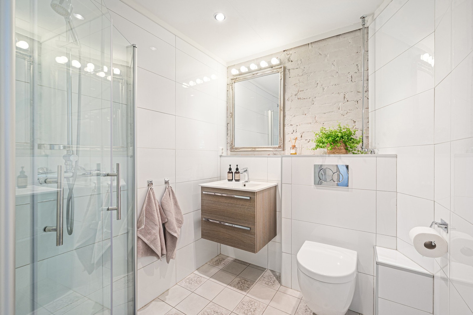 Badet i 2.etasje ble oppusset i 2015, og er i fine og tidsriktige materialvalg. Galleribilde