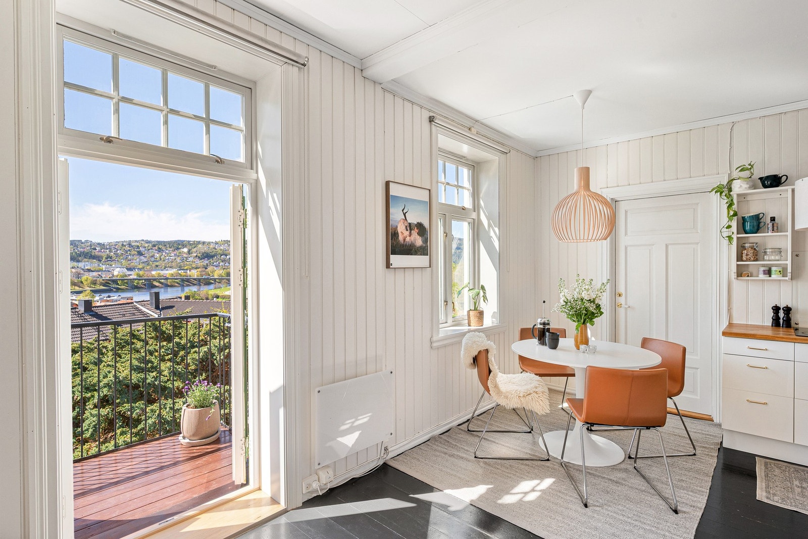 Fra stuen har man direkte utgang til flott balkong. Galleribilde