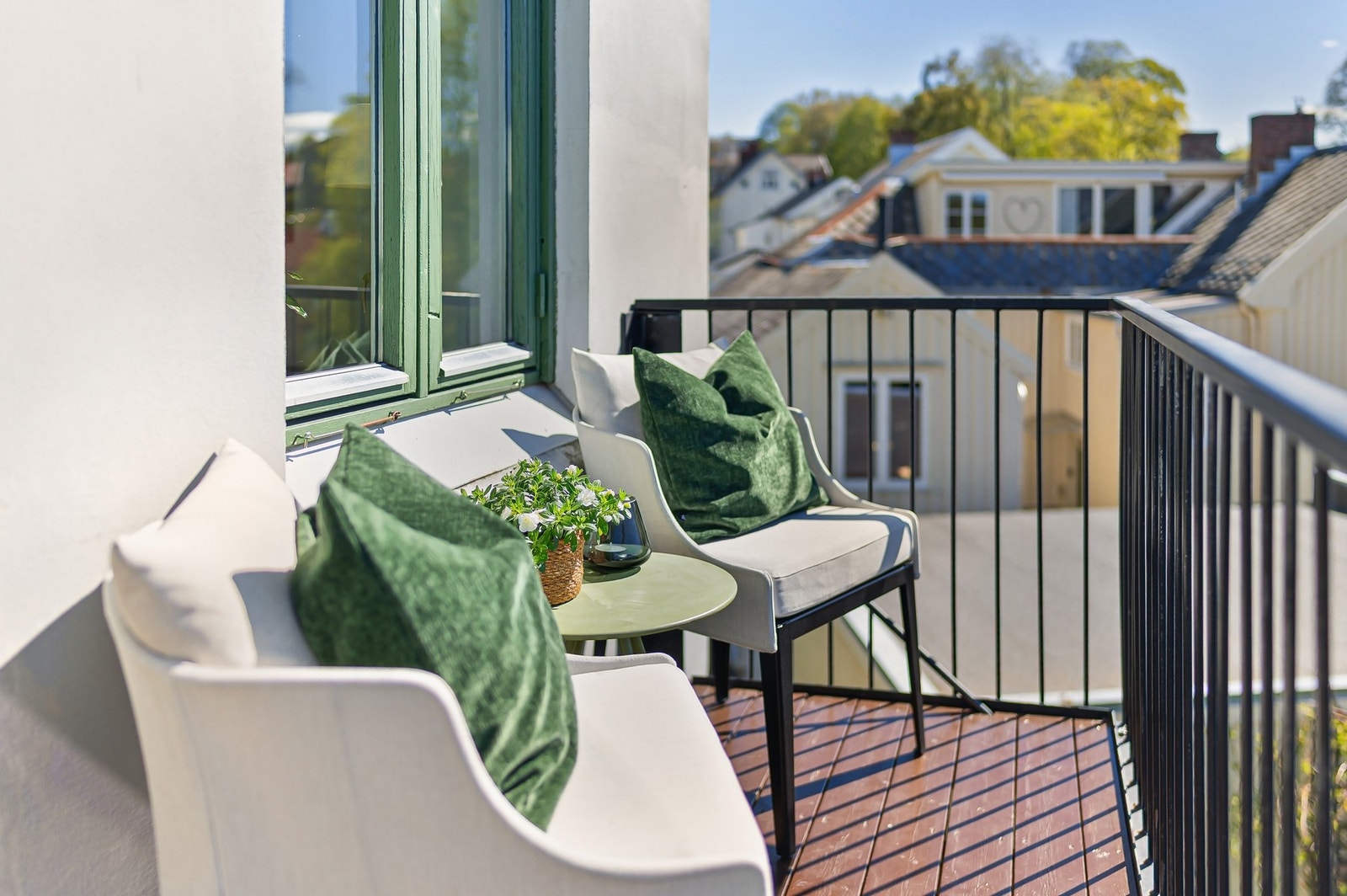 På balkongen har man god plass til hyggelig sittegruppe. Galleribilde