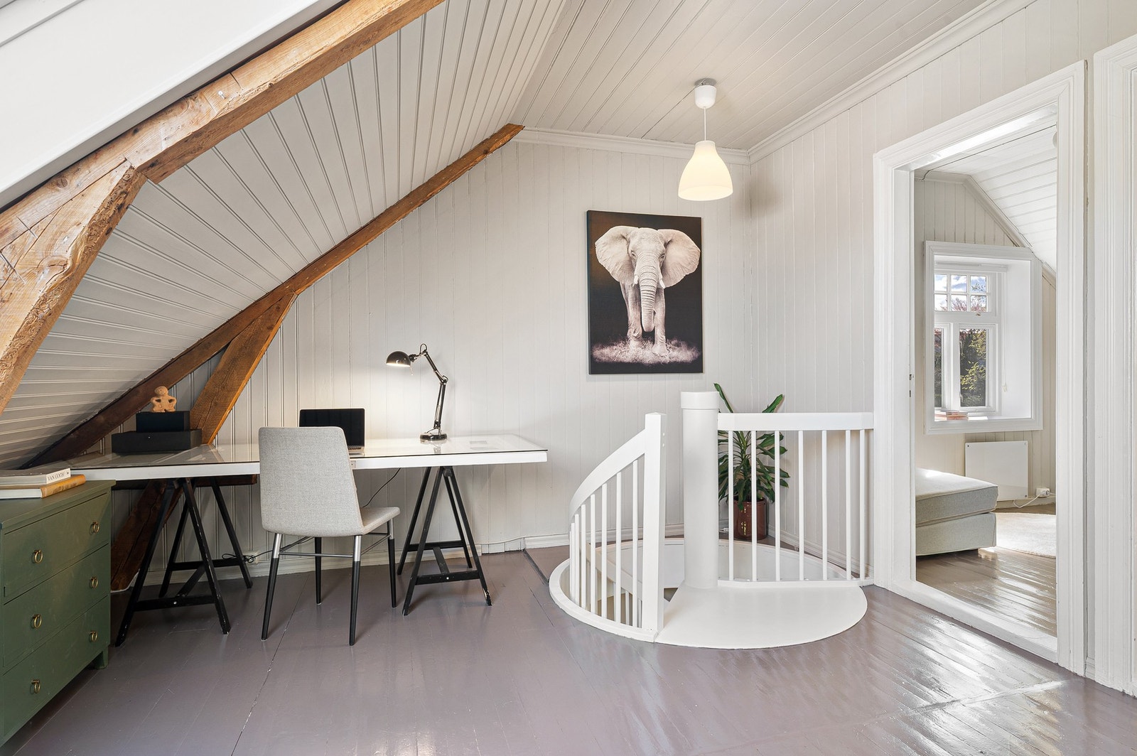 Loftetasjen består av koselig loftstue, bad og 2 stk. soverom. I tillegg har man tilgang på oppbevaringsloft over loftet via nedfellbar luke i taket Galleribilde