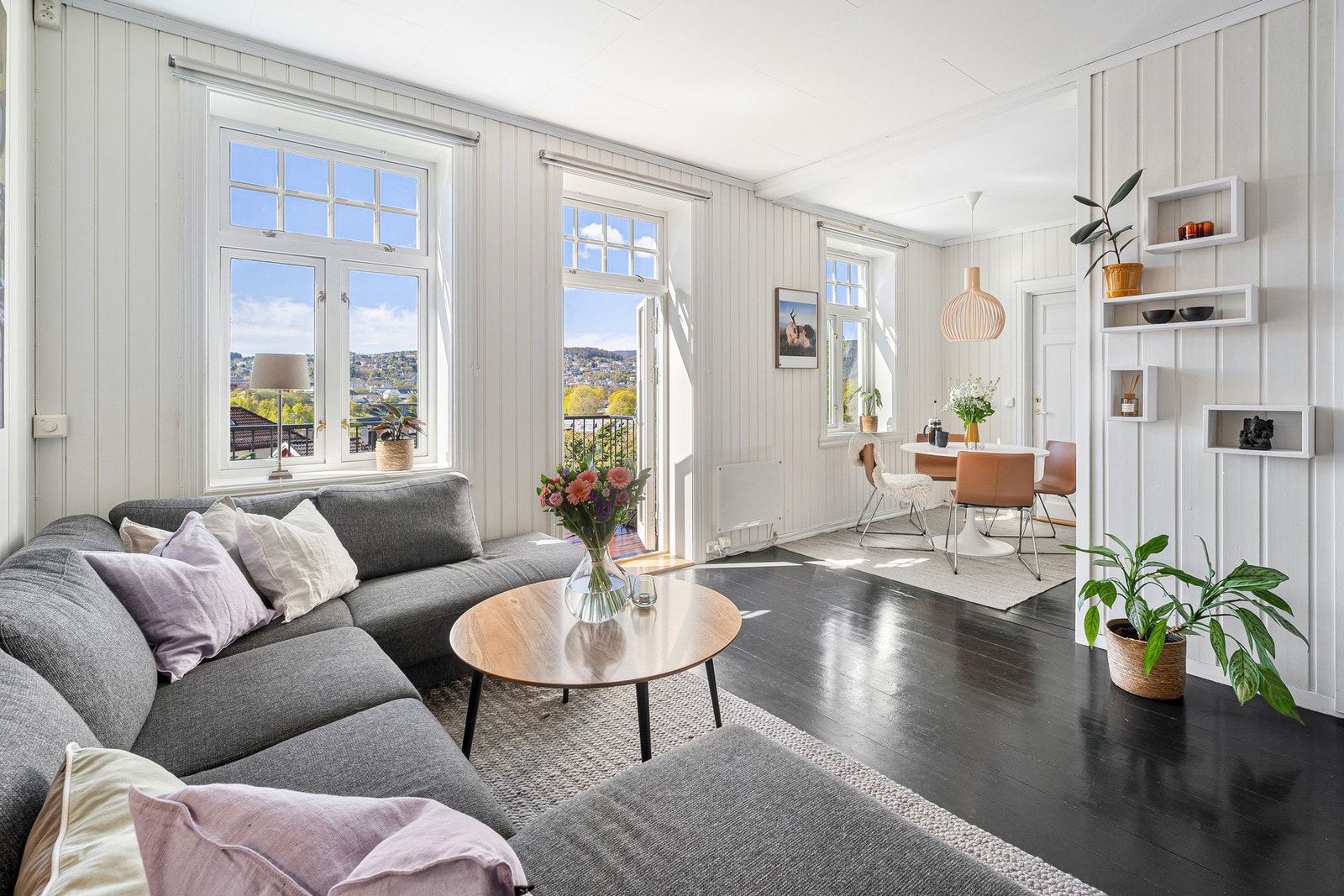 Her får du en særdeles lekker leilighet over to plan med fine uteplasser og majestetisk utsikt. Galleribilde