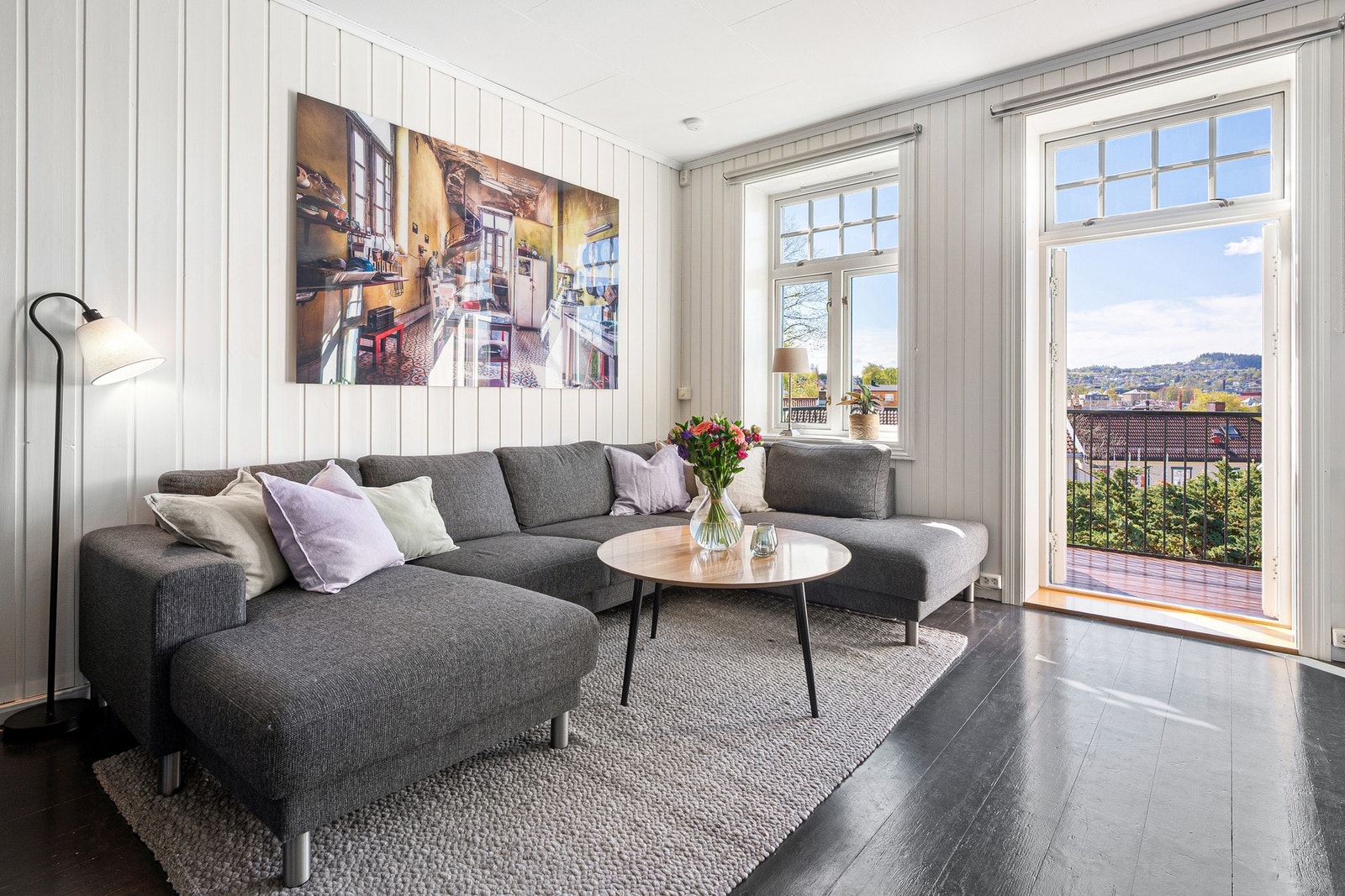 Delikat stue med god plass til sofagruppe. Galleribilde