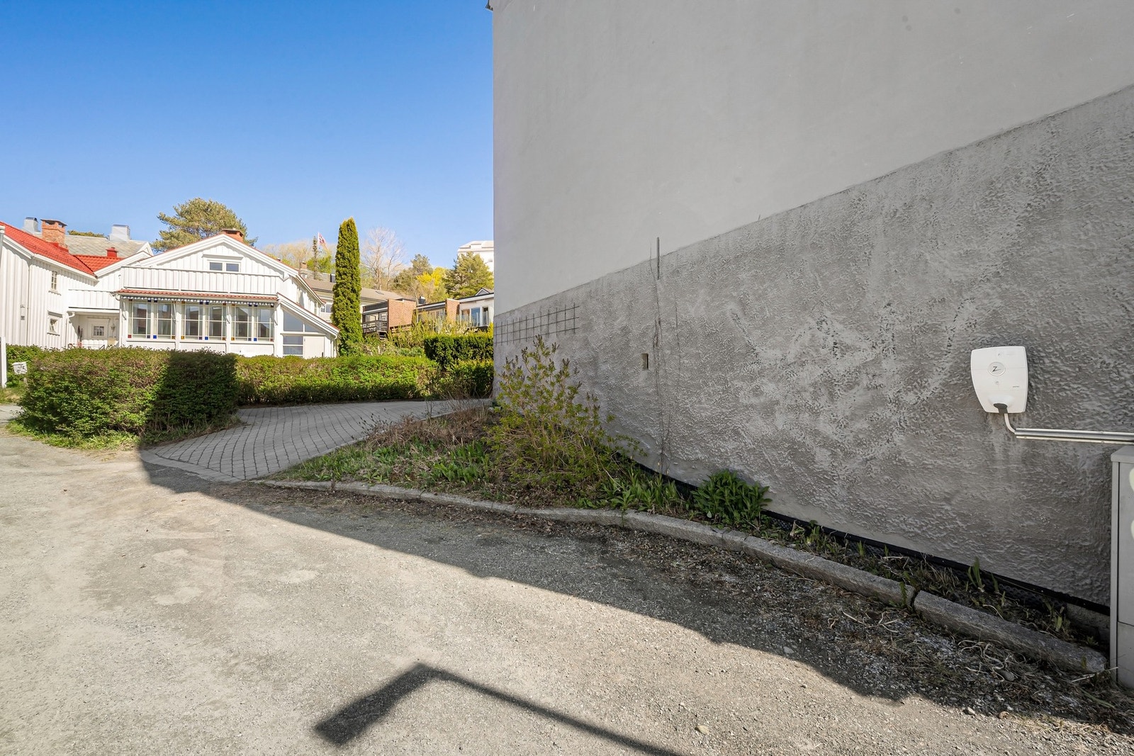 Sameiet disponerer en p-plass ved el-bil lader. P-plass på gårdsplass benyttes som gjesteparkering. Beboere benytter gateparkering i Nedre Petersborggate (privat vei) langs gjerdet mot grøntområde. Galleribilde