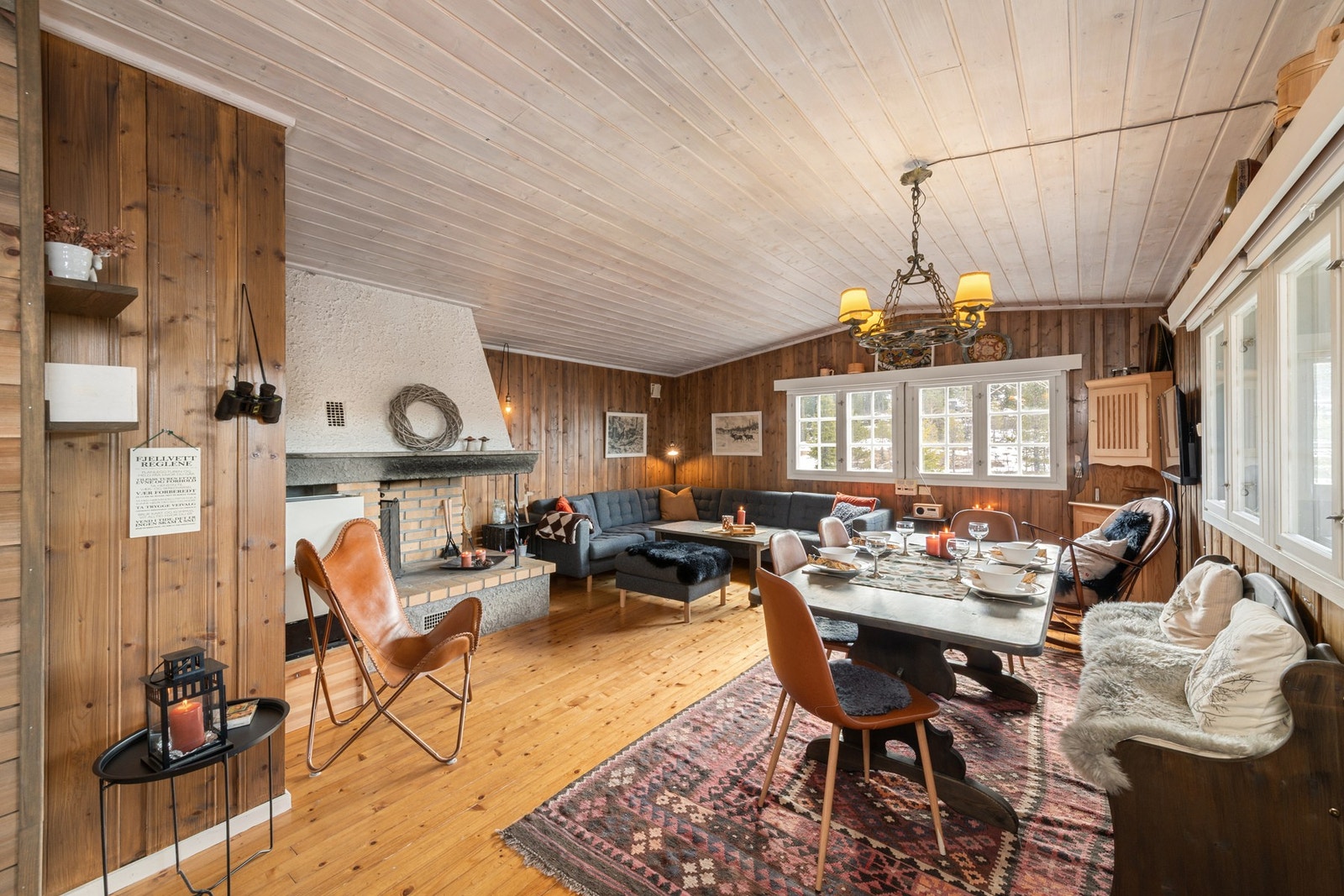 Her får du en trivelig stue med plass til flere sittegrupper. Galleribilde