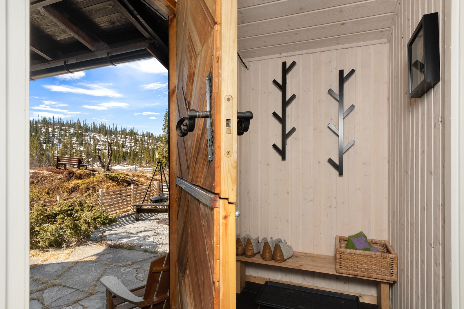 Velkommen inn! Her har du plass til å henge fra seg yttertøy. Galleribilde