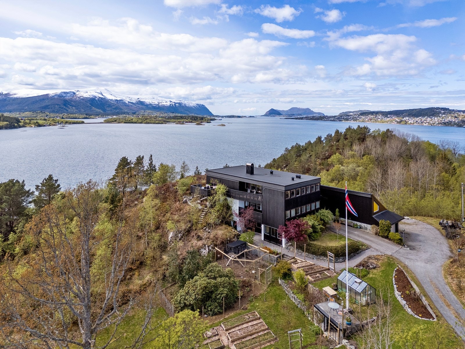 Velkommen til Remvikvegen 31. Dette er en skjermet perle av en eiendom med 360 graders panoramautsikt og ekstremt gode solforhold. Galleribilde