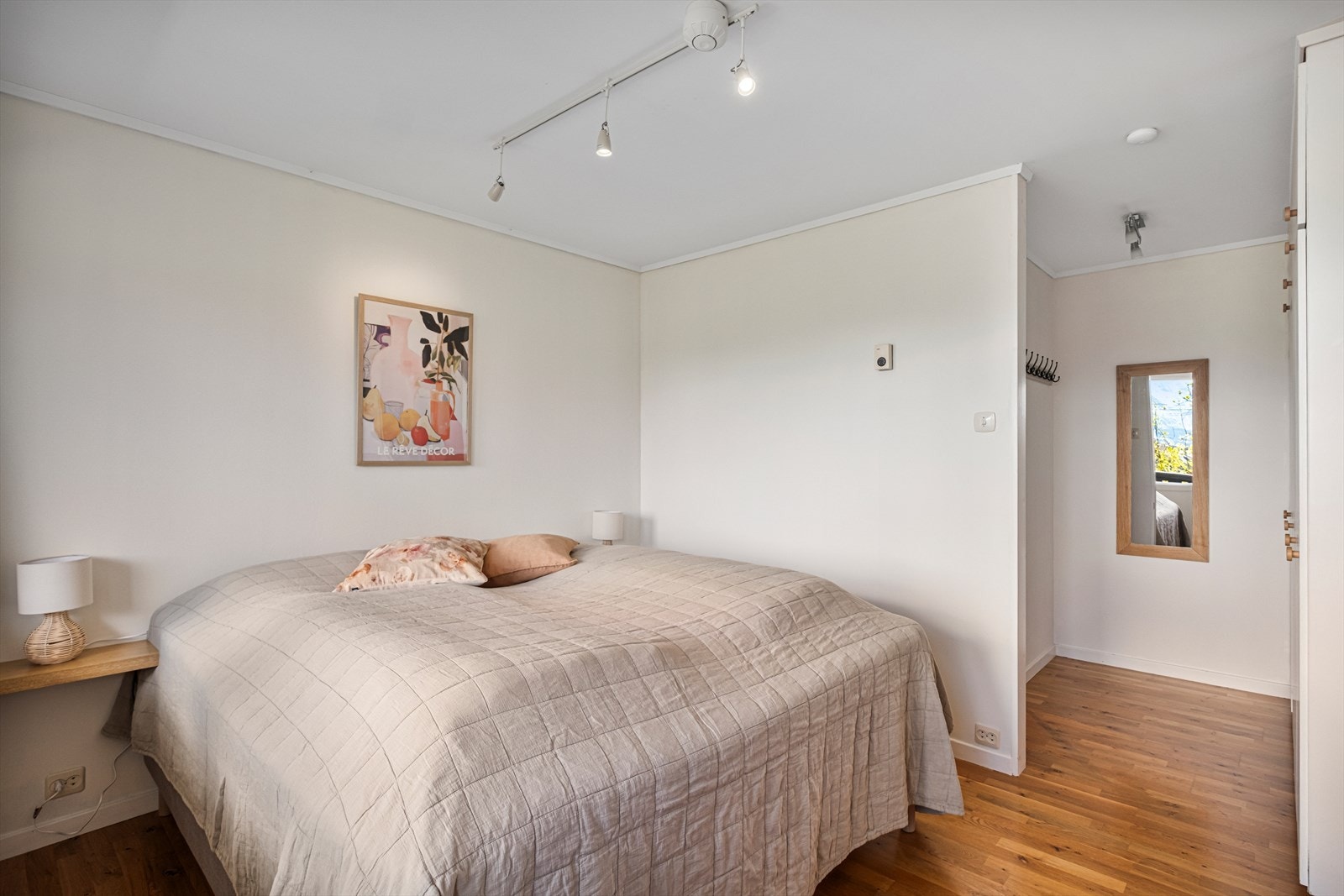Soverommet har egen walk-in garderobe og tilgang til eget bad. Galleribilde