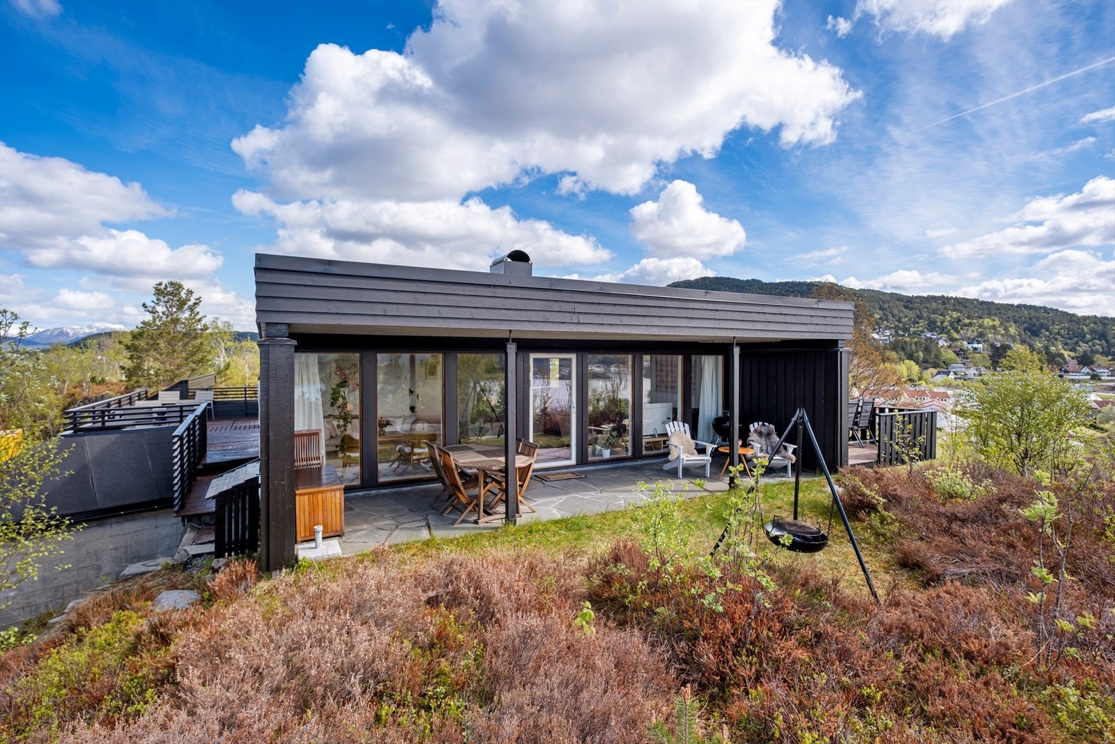 På sørsiden, med utgang fra stue, finner man en terrasse som har direkte adkomst til egen naturtomt Galleribilde