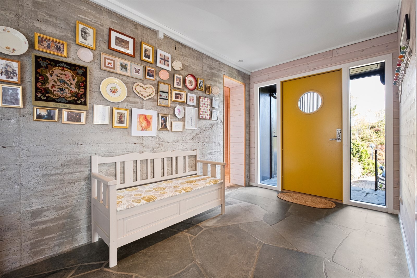 Gang/inngangsparti. Her er tilbygget mot vest. Galleribilde