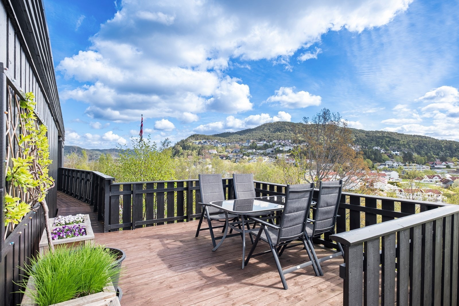 Det er også tilgang til terrasse på østsiden. Denne er mer skjermet fra vær og vind og er en yndet solplass og her får man solen tidlig på morgenen. Galleribilde