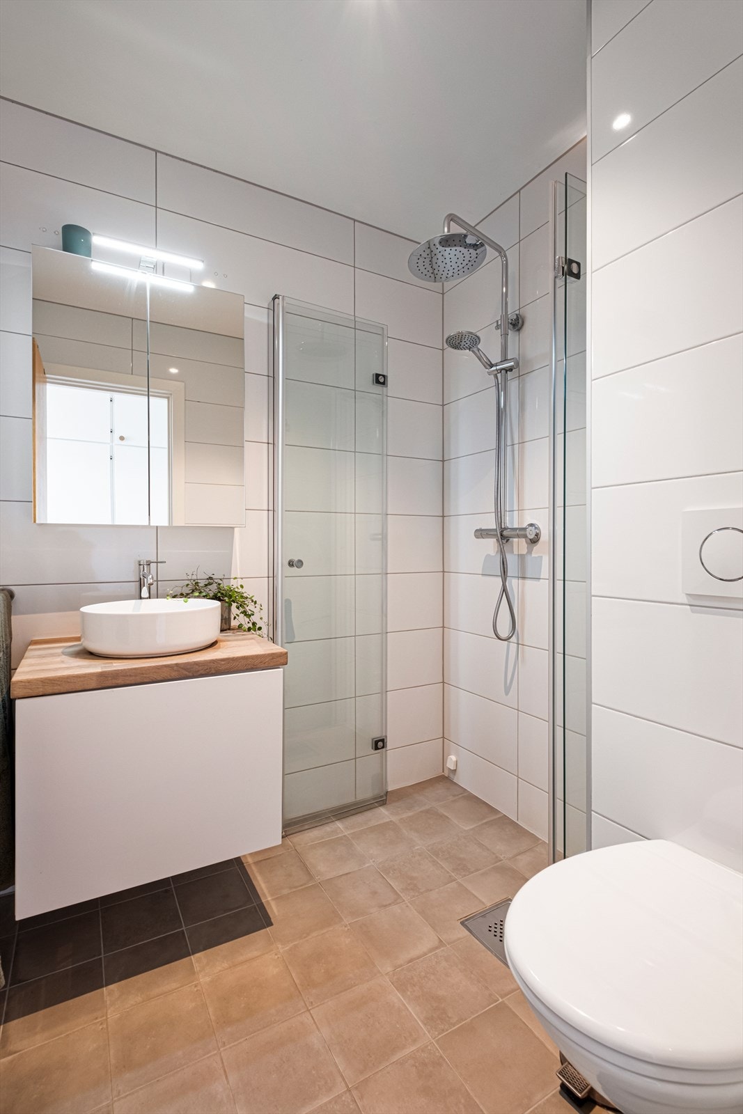 Bad i tilknytting til hovedsoverom i 1. etasje er oppusset i 2022.
Det er utført av Finurlig bygg AS, Fagrør AS og Alfa Elektro AS. Badet har flislagt gulv med gulvvarme, flislagte vegger. Det er malte innvendig tak med innfelt spotbelysning. Galleribilde