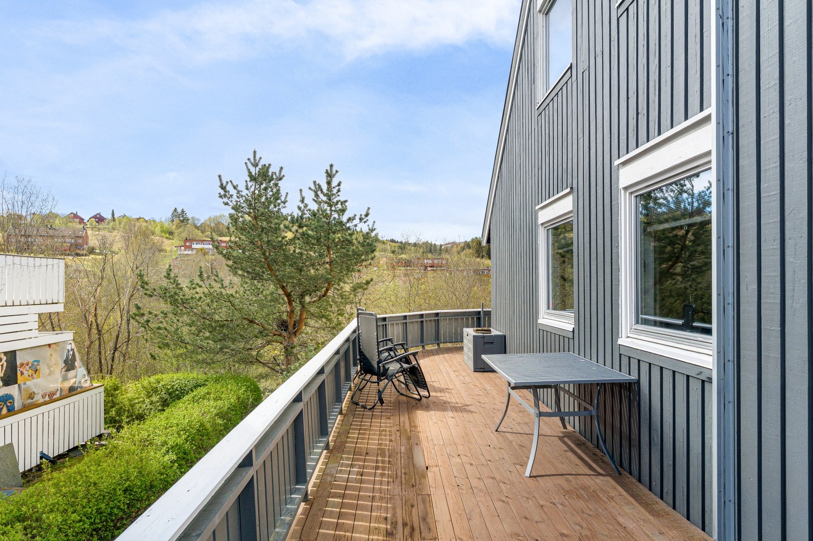 Boligen har både både balkong og terrasse med et samlet areal på hele 57 kvm. Galleribilde
