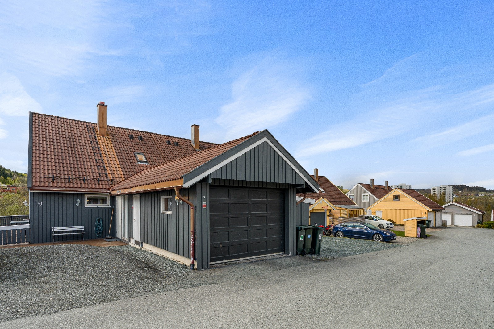Her har du en innholdsrik 1/4 part over 2 plan med en av feltets beste beliggenheter. Galleribilde