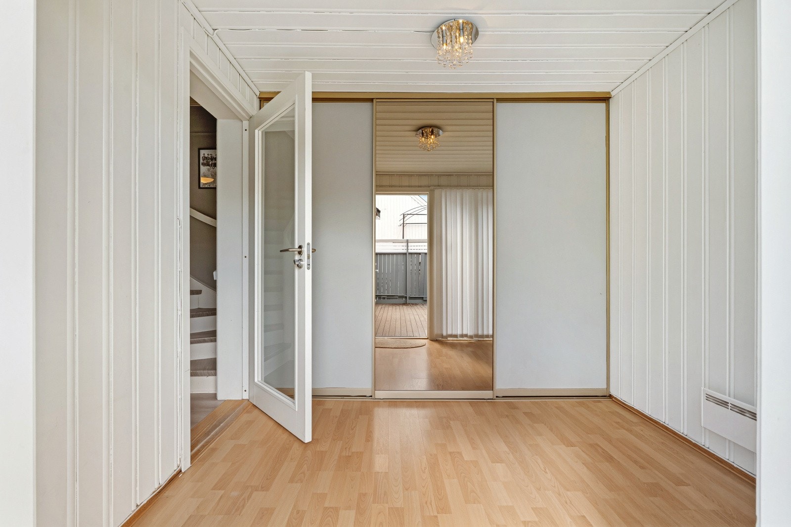 Eiendommen har en romslig entre med skyvedørsgarderobe. Galleribilde
