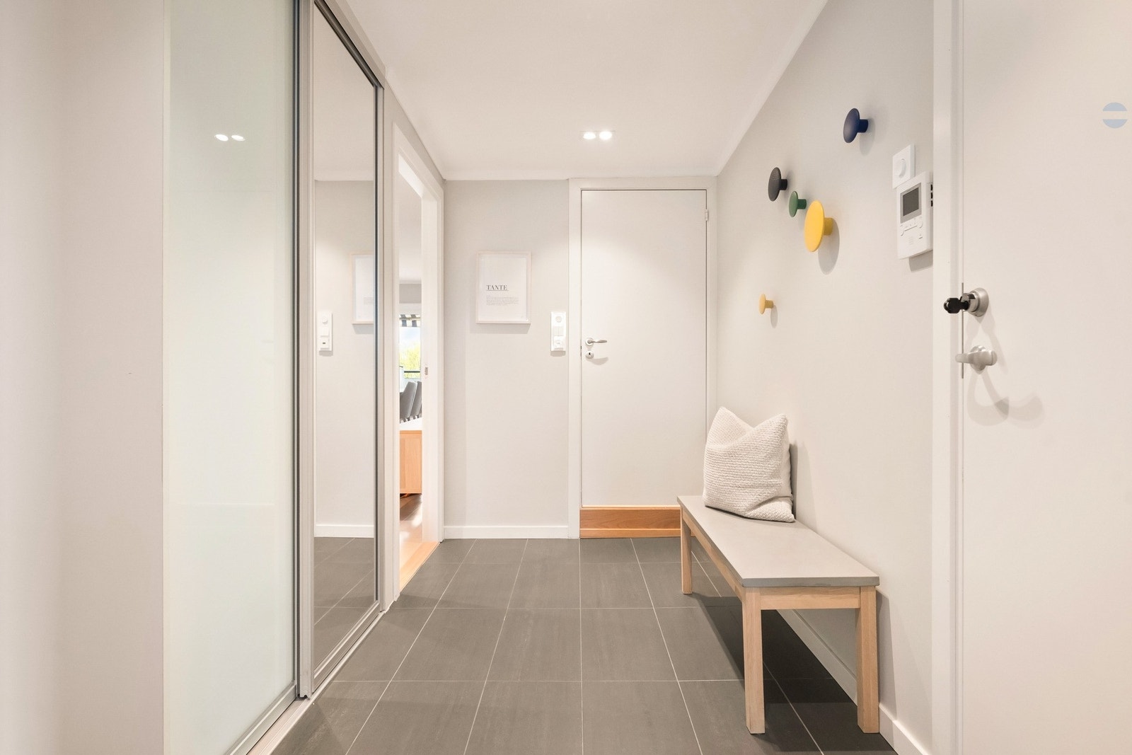 Velkommen inn! Det første som møter deg er en lys og romslig entré som gir et godt førsteinntrykk av boligen. Galleribilde
