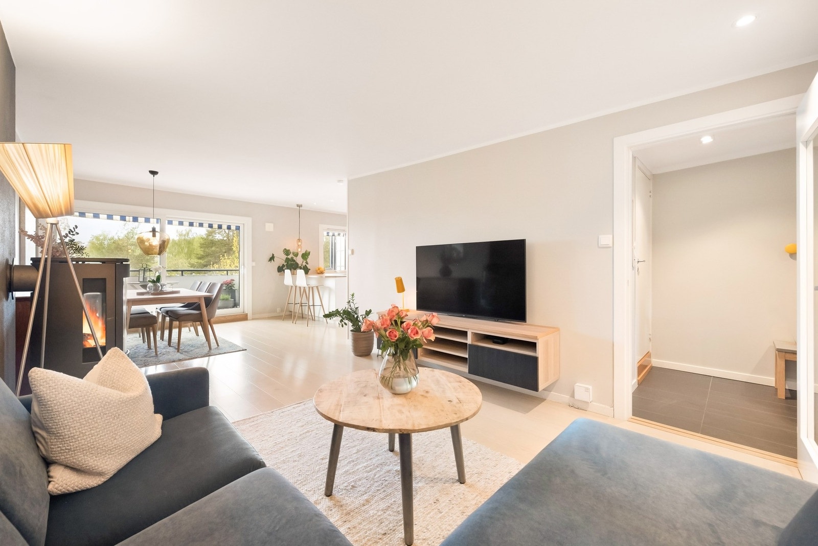 Stuen har god utforming med naturlig plass til en spisegruppe, sofa og TV med tilhørende møblement. Galleribilde