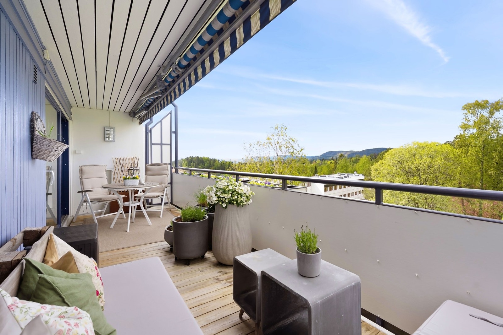 Her har du god plass til en sittegruppe, grill og dekorativ beplantning. Galleribilde