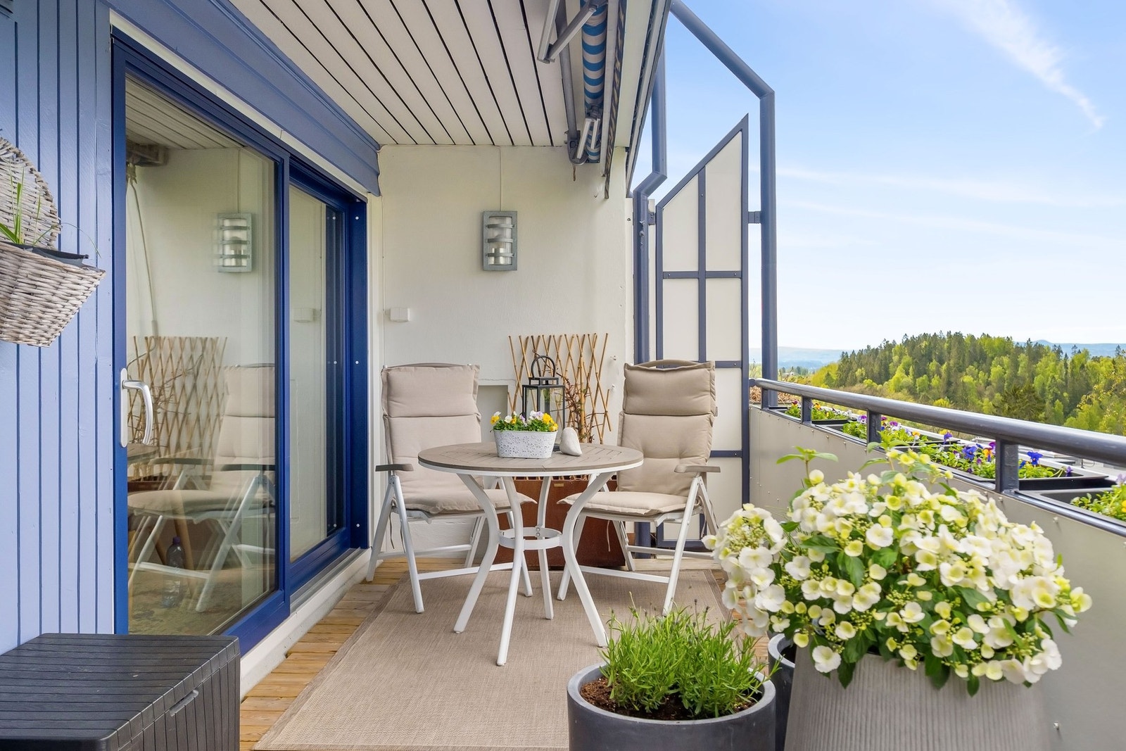 Balkongen byr på flott utsikt mot fjorden og gode solforhold med sol fra ca. kl. 13:30 til ca. kl. 21:00 på sommerstid. Galleribilde