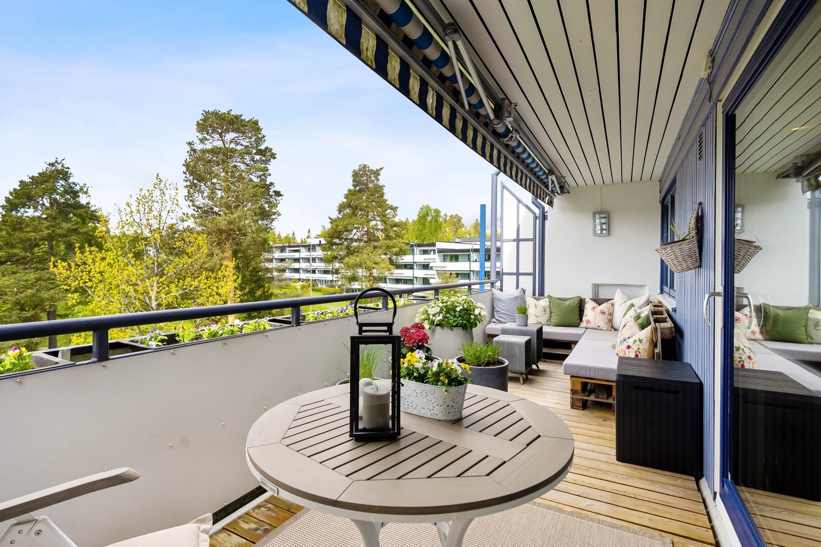 Dette er en lys og tiltalende 4-roms andelsleilighet med attraktiv beliggenhet høyt og fritt i byggets 4.etasje med flott utsikt. Galleribilde