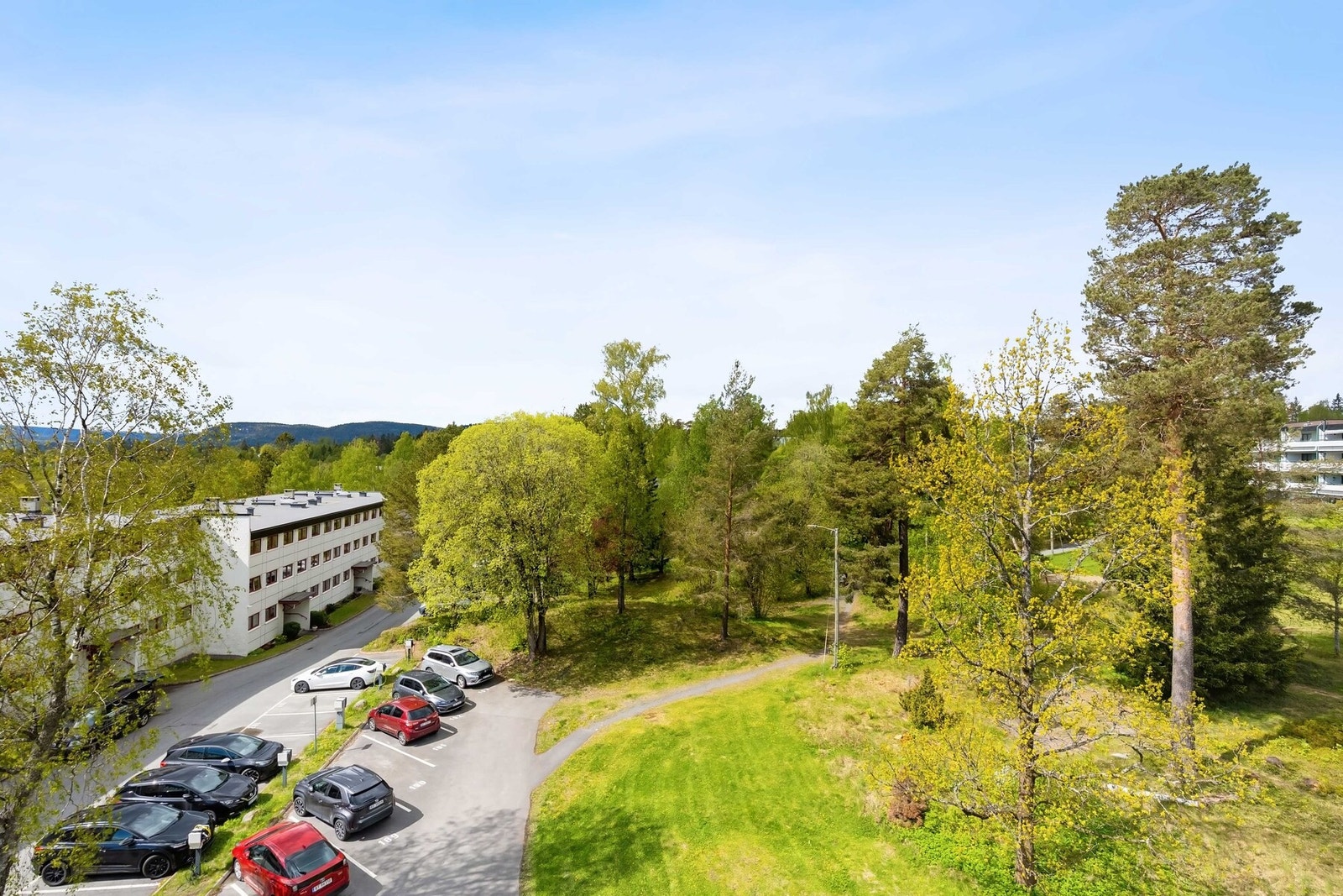 Balkongen byr på flott utsikt mot fjorden og gode solforhold med sol fra kl 13 til ca. kl.21 på sommerstid Galleribilde