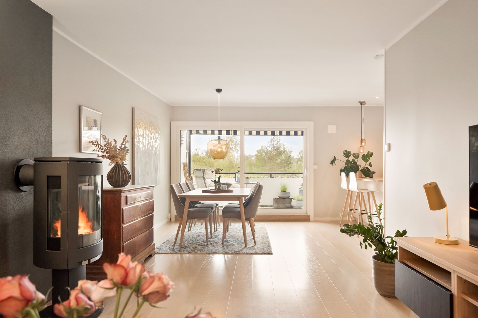 Sentralt i rommet er det en lukket peisovn med glassfronter som byr på ekstra varme og lun atmosfære på kalde dager. Galleribilde