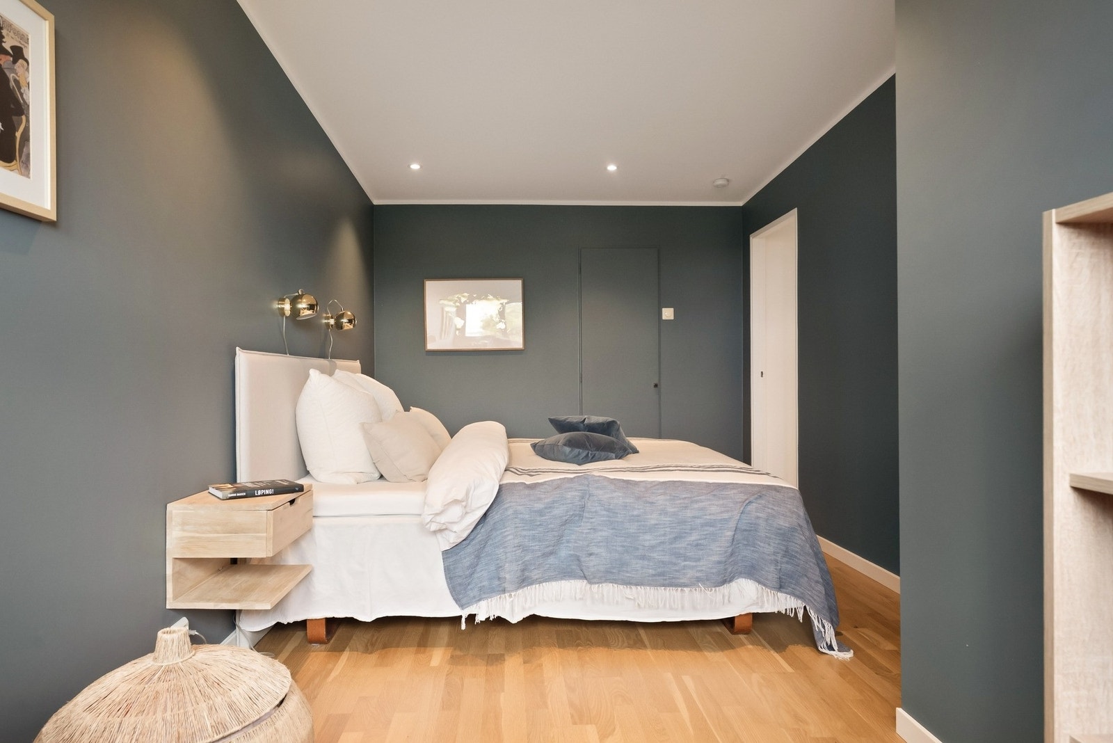 I tilknytning til soverommet finner du en innvendig bod som passer utmerket som en walk-in garderobe. Galleribilde