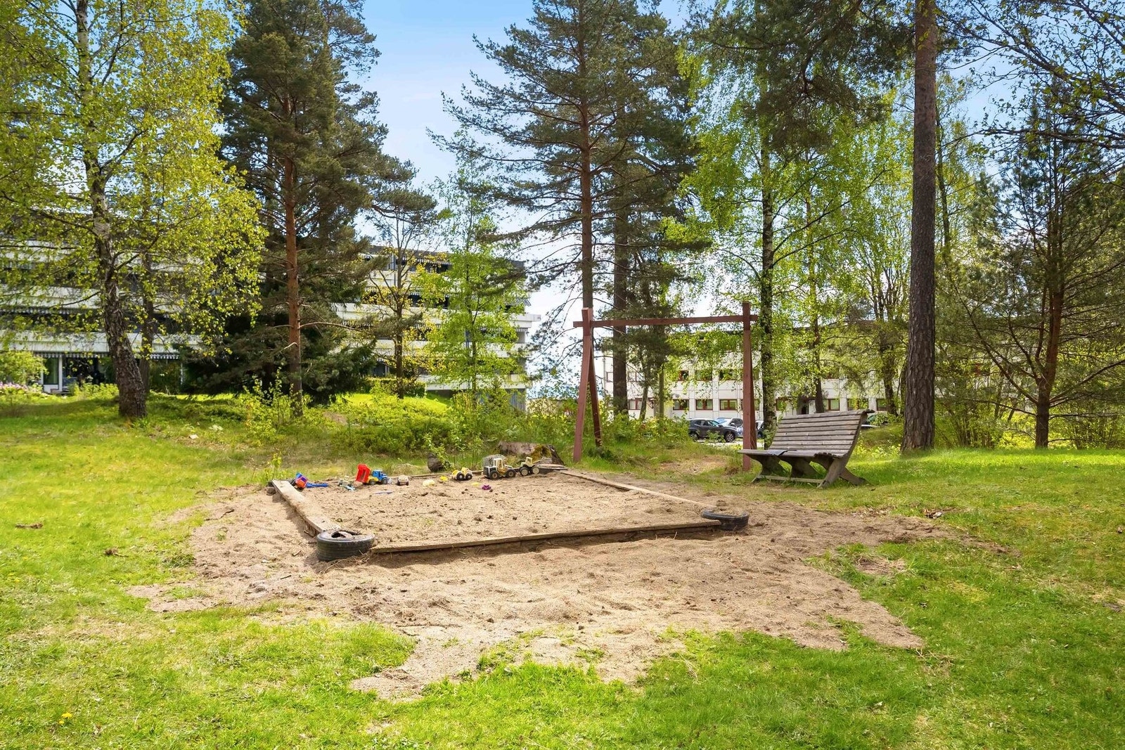 Borettslaget har en meget pent opparbeidet tomt, med store gressplener og lekeplass like utenfor. Galleribilde