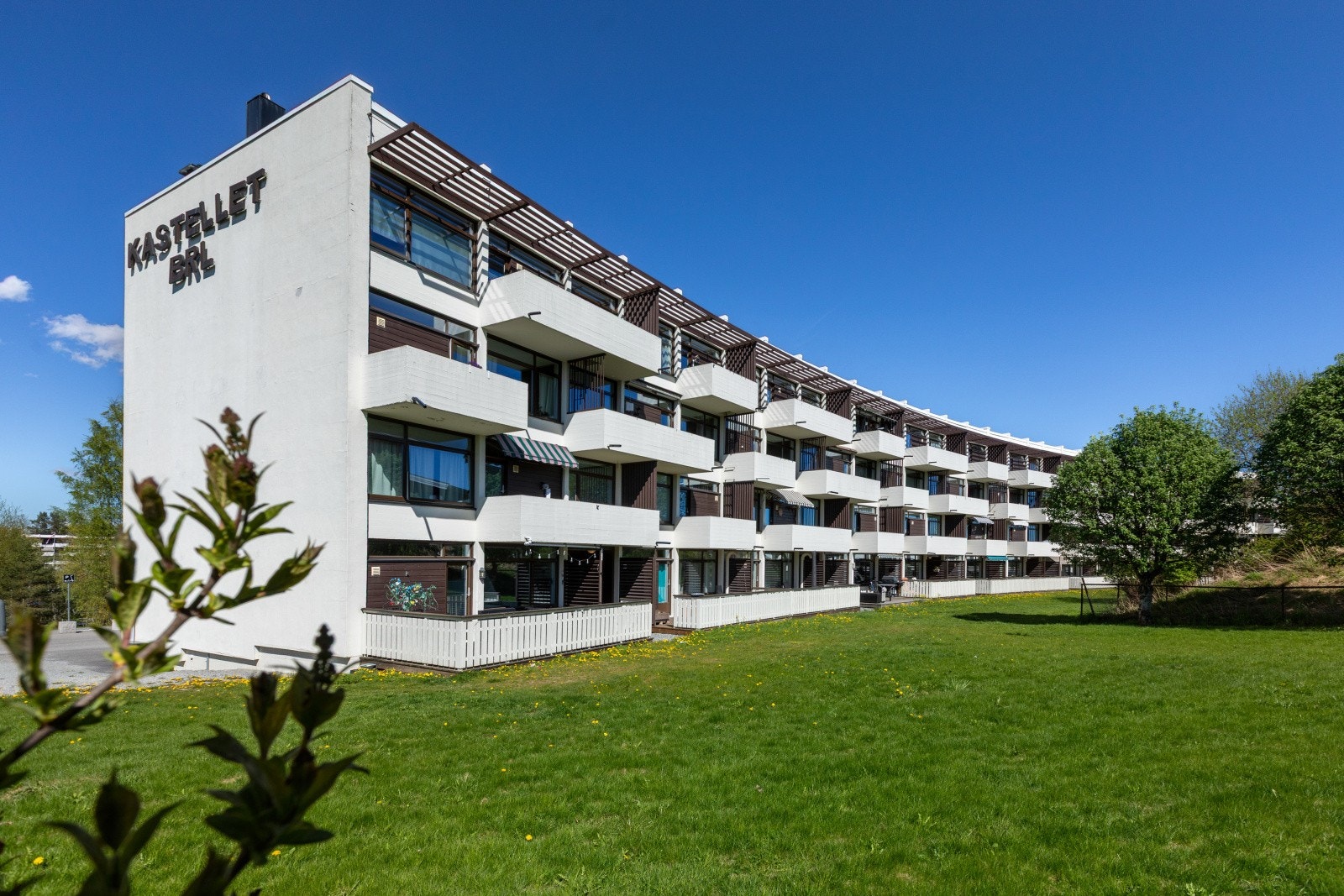 Leiligheten ligger høyt og fritt i 4. etasje, med utsikt over nærområdet og mot Lillestrøm. Det tar ca. 10 minutter å sykle til Lillestrøm stasjon som igjen tar deg videre til Oslo eller Gardemoen på snaue 10 minutter. Galleribilde