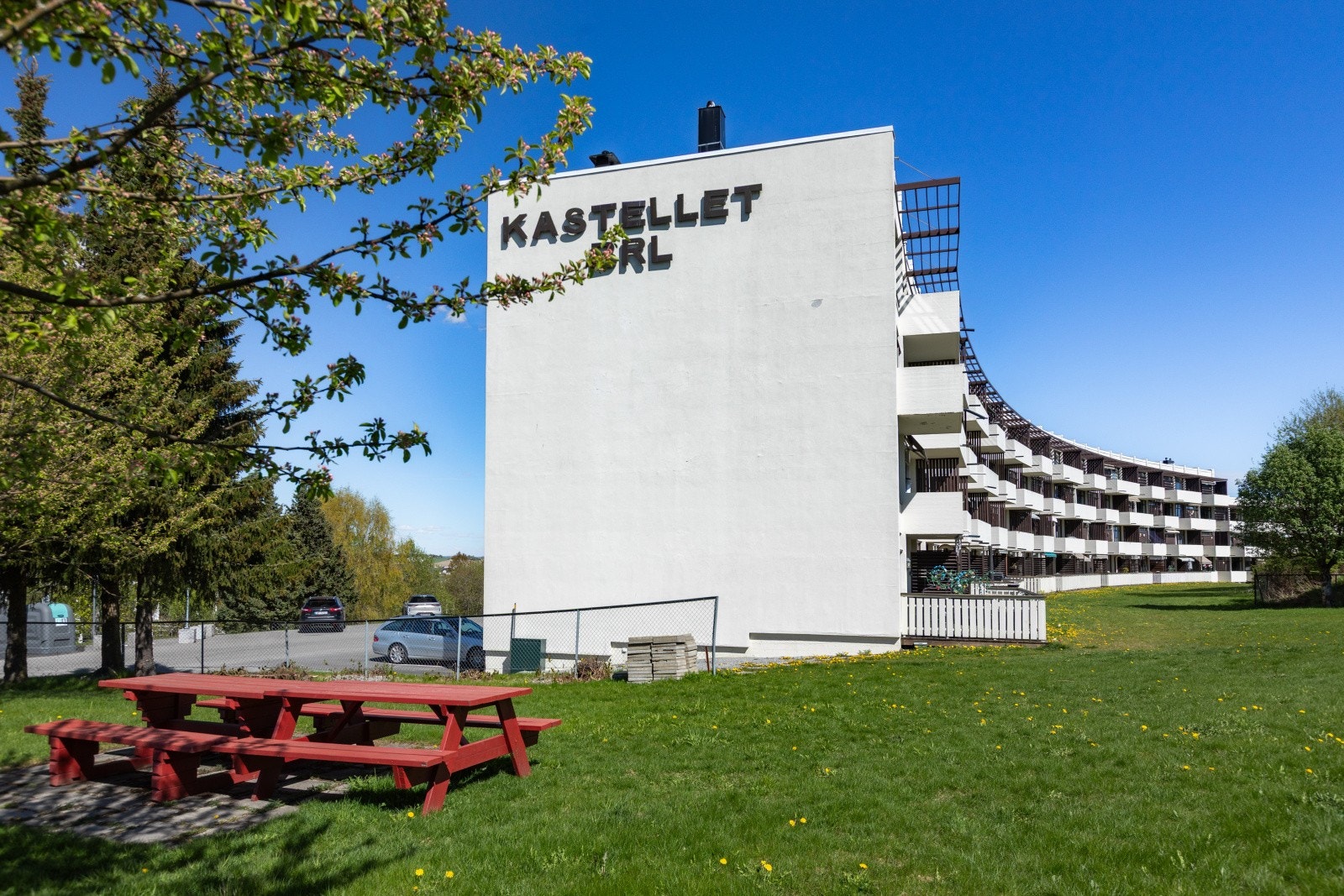 Leiligheten ligger høyt og fritt i 4. etasje, med utsikt over nærområdet og mot Lillestrøm. Det tar ca. 10 minutter å sykle til Lillestrøm stasjon som igjen tar deg videre til Oslo eller Gardemoen på snaue 10 minutter. Galleribilde
