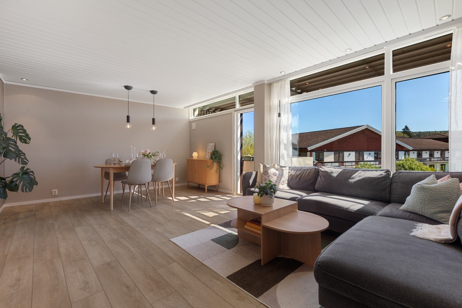 Det er åpen løsning mellom stuen og spisestuen. Her er det rikelig med plass til å dra ut langbordet ved selskap, og du kan enkelt invitere venner og familie. Galleribilde