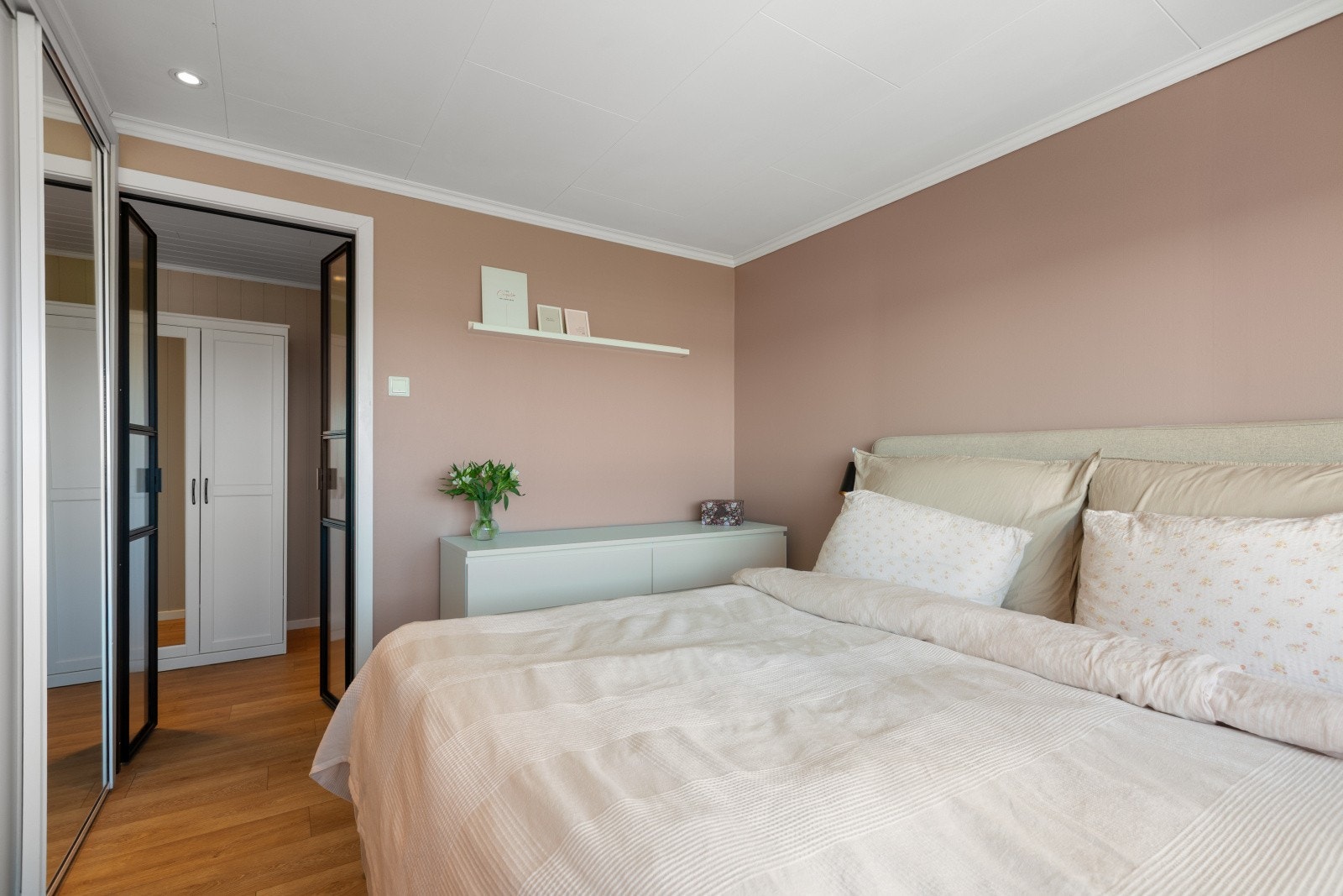 Det er god plass til en kommodeløsning dersom man ønsker det. Ellers er det rikelig med oppbevaringsmuligheter i en stor skyvedørsgarderobe med speil på soverommet. Galleribilde
