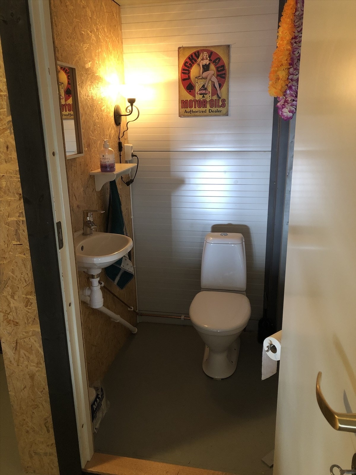 Oppe er det montert toalett og servant. Galleribilde