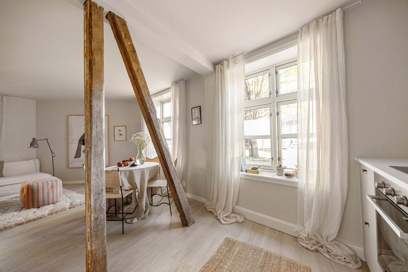 Med store vindusflater, får du en god og luftig romfølelse. Galleribilde