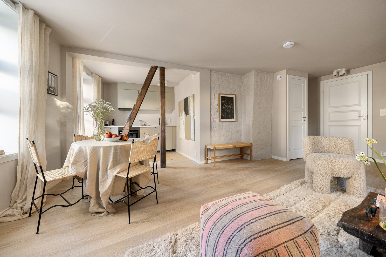 Det er åpen stue/kjøkken-løsning, som legger til rette for et sosialt miljø. Galleribilde