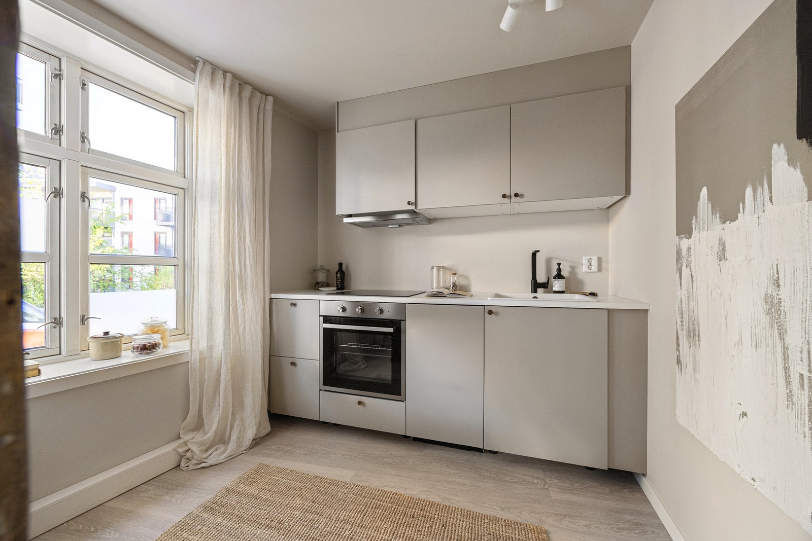 Ikea kjøkkeninnredning fra 2026 med glatte fronter og laminat
benkeplater. Galleribilde